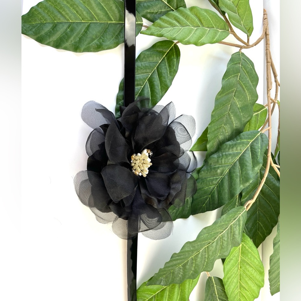 WHBM BLACK PATENT LEATHER FLOWER SKINNY BELT - Picture 7 of 8